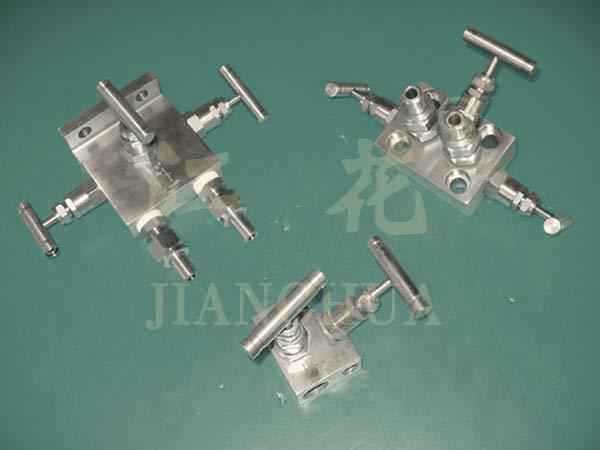 Instrument valve manifolds